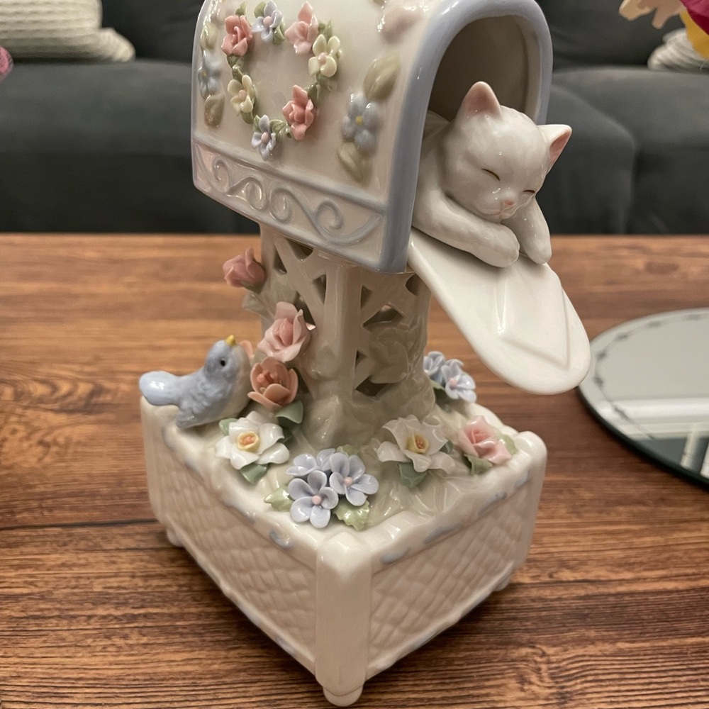 New collectible porcelain kitten,cat in mail box, music box, memory